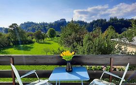 Deerwood Villa-Modern Cozy Apartment With Castle View