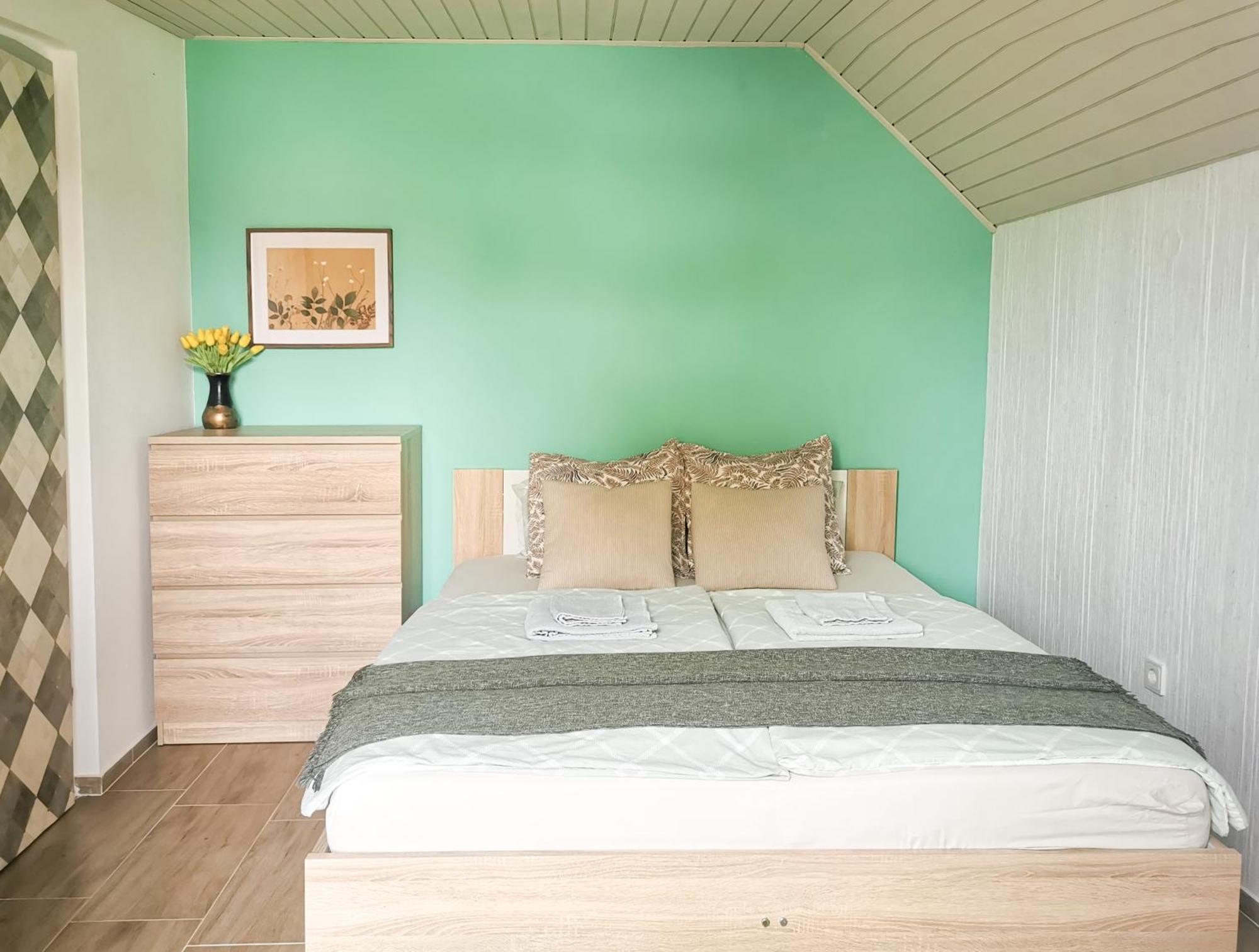 Deerwood Villa-Modern Cozy Apartment With Castle View Bled Extérieur photo