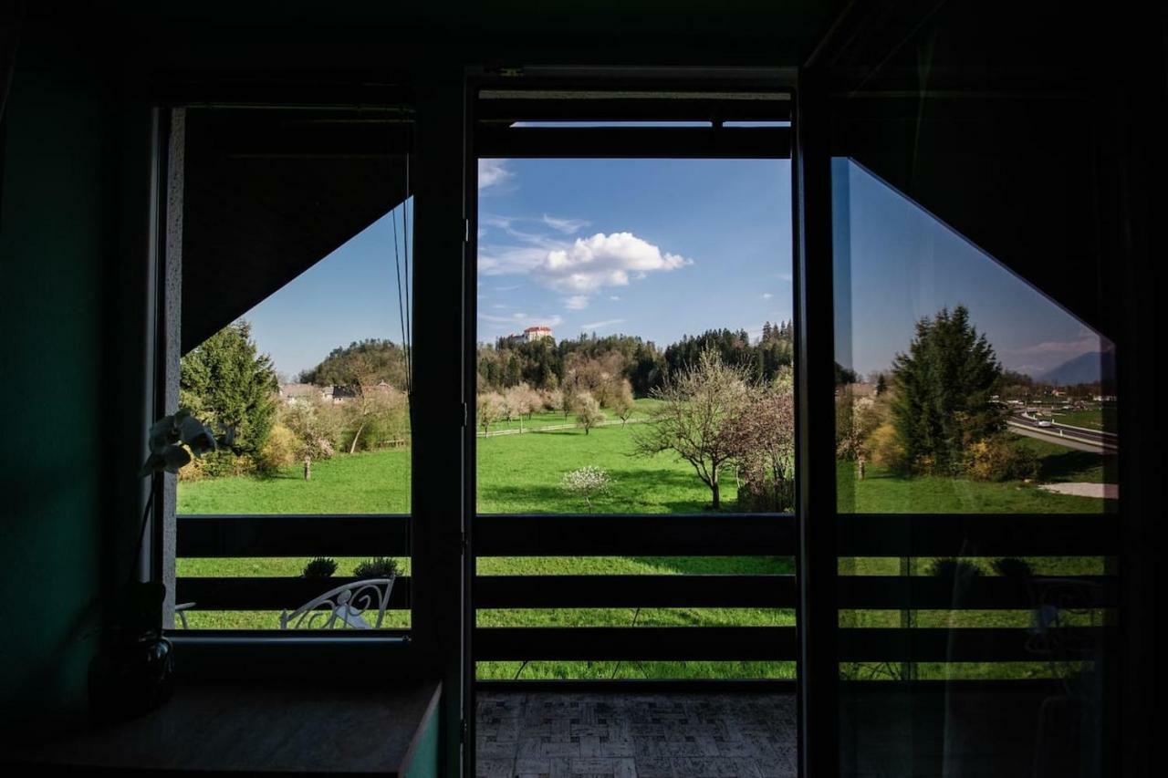 Deerwood Villa-Modern Cozy Apartment With Castle View Bled Extérieur photo